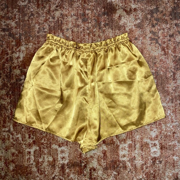 Vintage Gold Shorts - Picture 3 of 4